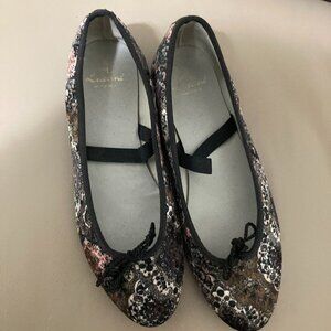 Gorgeous brand new suede printed shoes